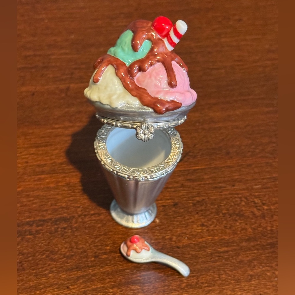 COOKING CLUB OF AMERICA "Sundae Delight" HINGED PORCELAIN TRINKET BOX & Trinket